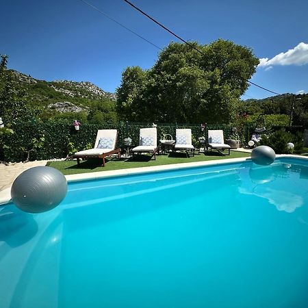 Villa Ivona With Swimming Pool And Jacuzzi Oslje Kültér fotó