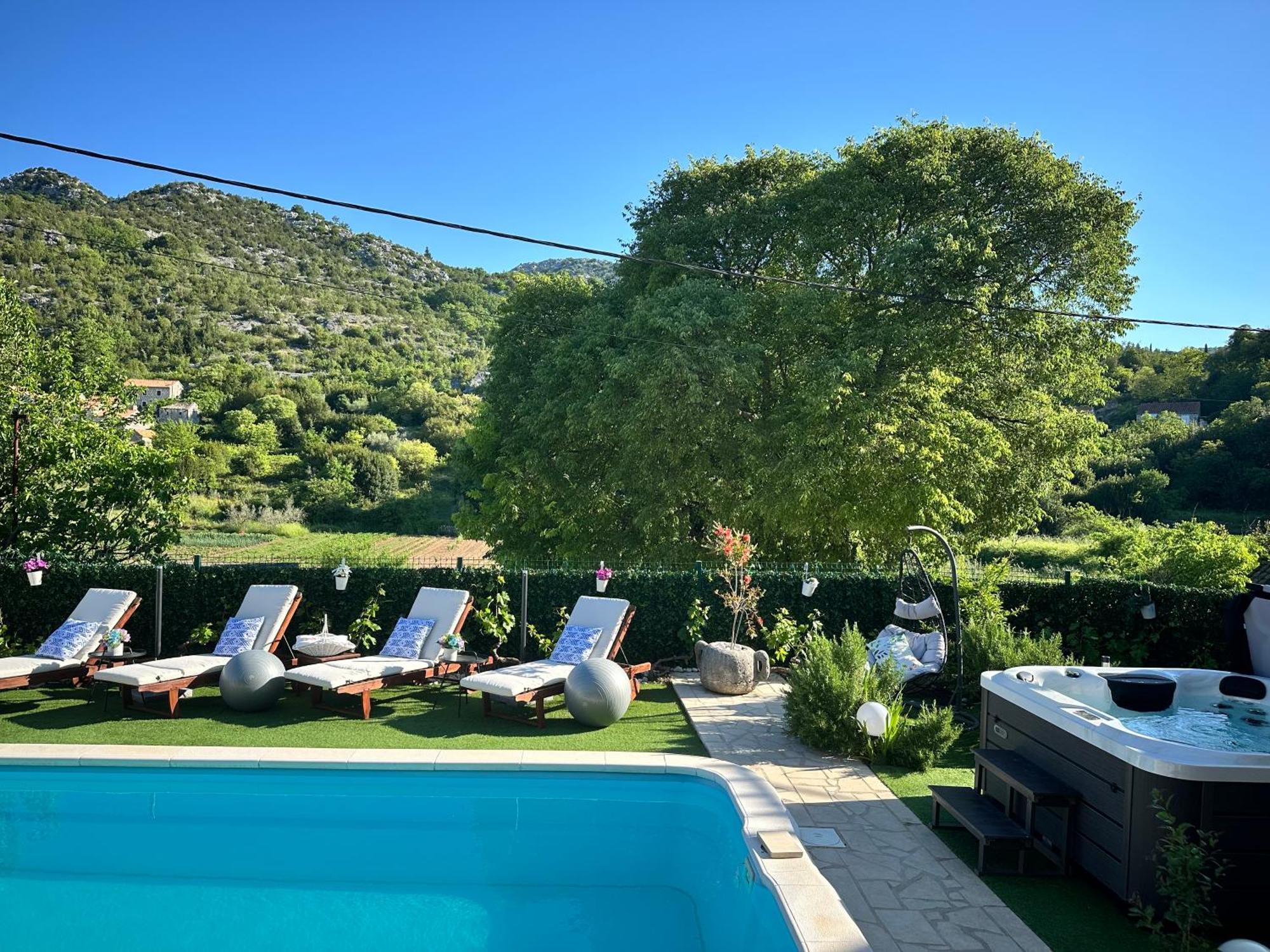 Villa Ivona With Swimming Pool And Jacuzzi Oslje Kültér fotó