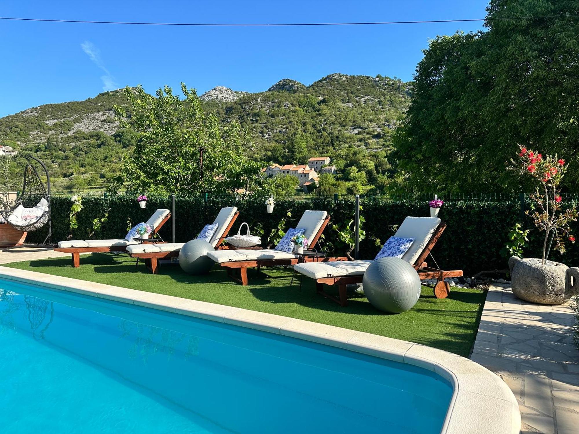 Villa Ivona With Swimming Pool And Jacuzzi Oslje Kültér fotó